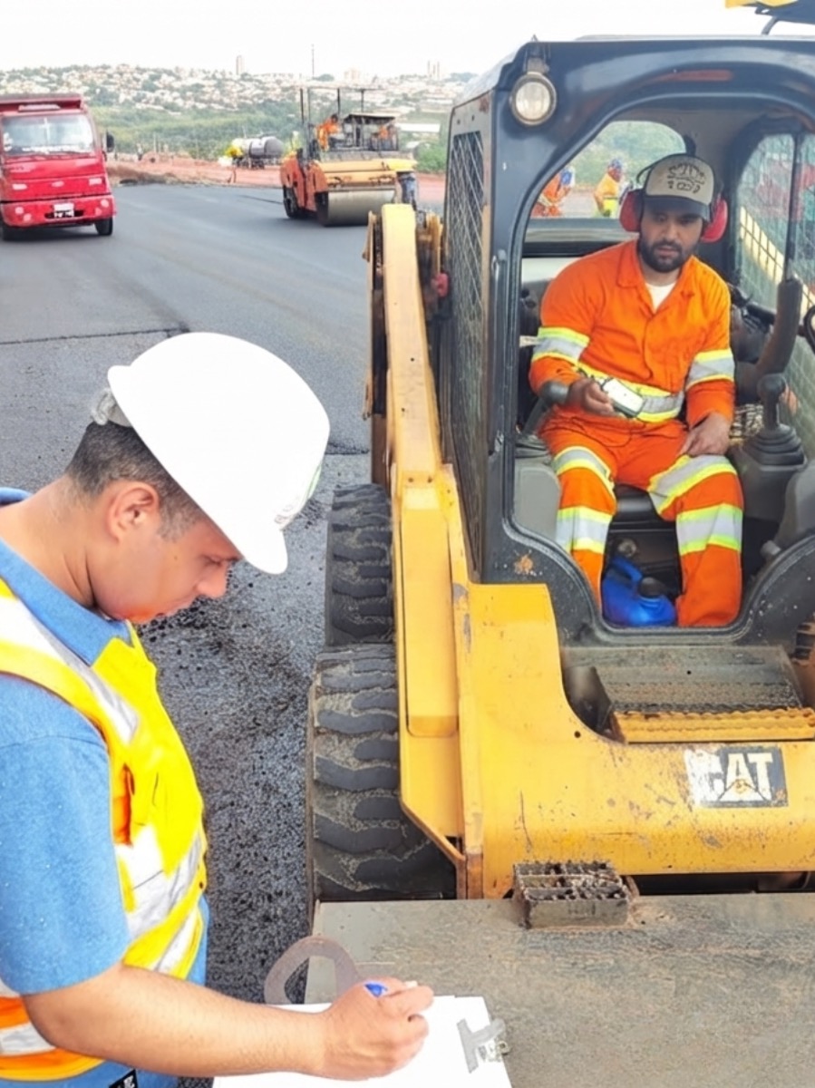 Avaliação de vibração de corpo inteiro — VCI (NHO-09) com operador de minicarregadeira em obra de pavimentação