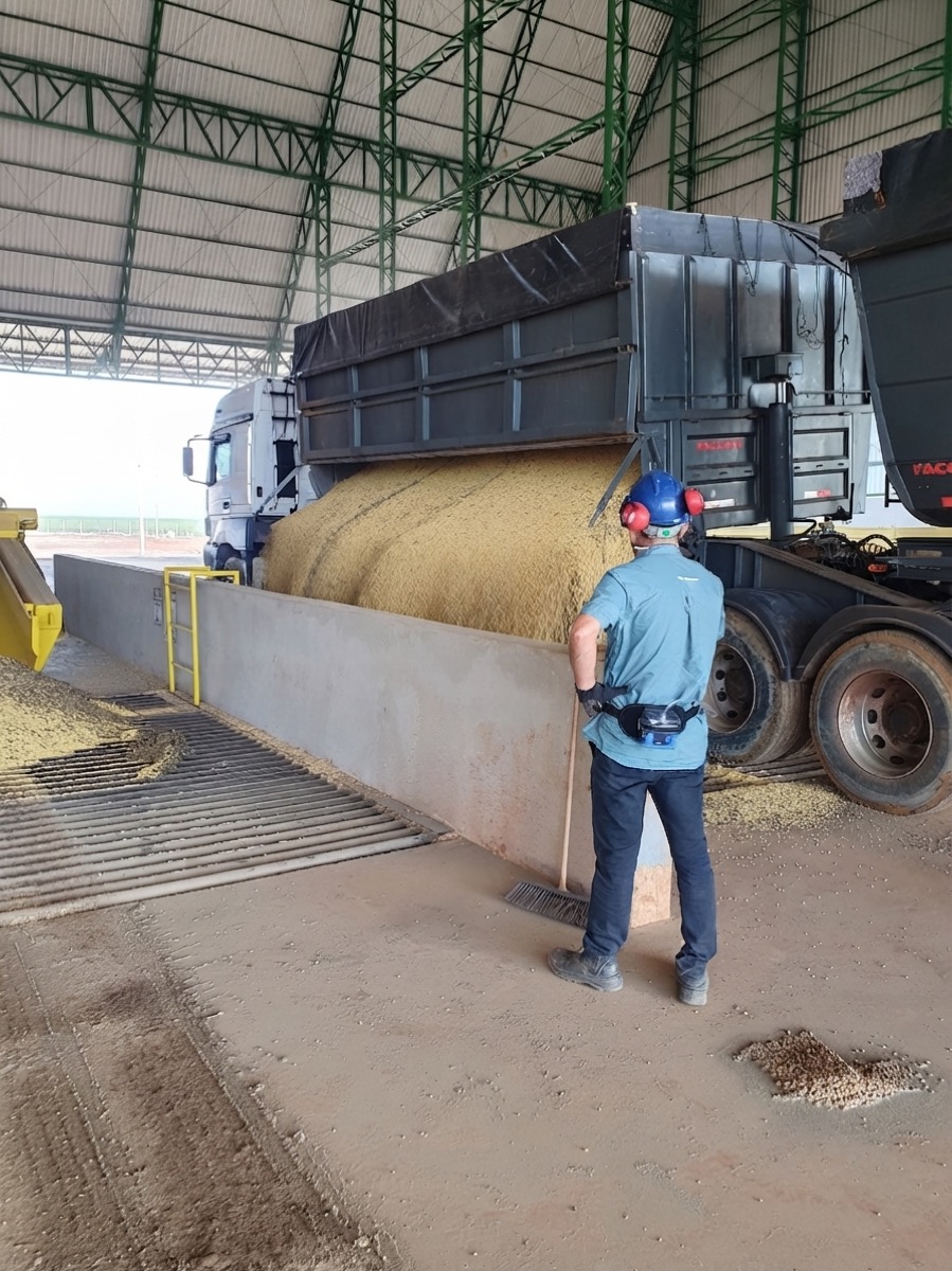 Avaliação de higiene ocupacional (NHO-08): profissional com EPIs em estrutura industrial